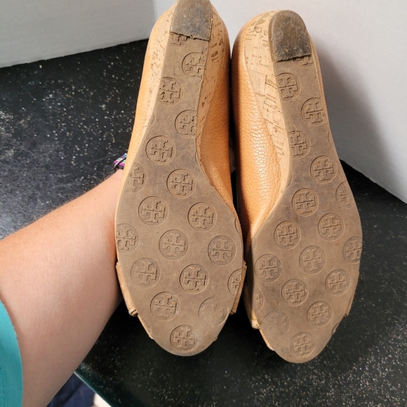 Tory Burch Tan leater Low Wedge Shoes - Picture 10 of 10